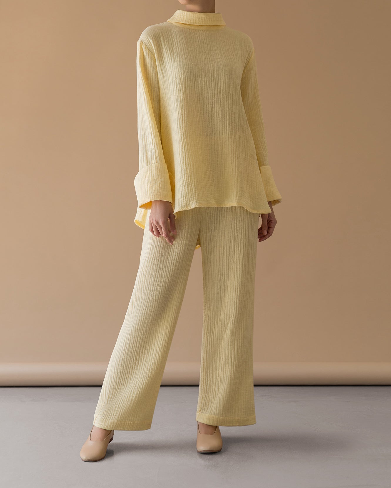 HIGH NECK BLOUSE - pastel yellow