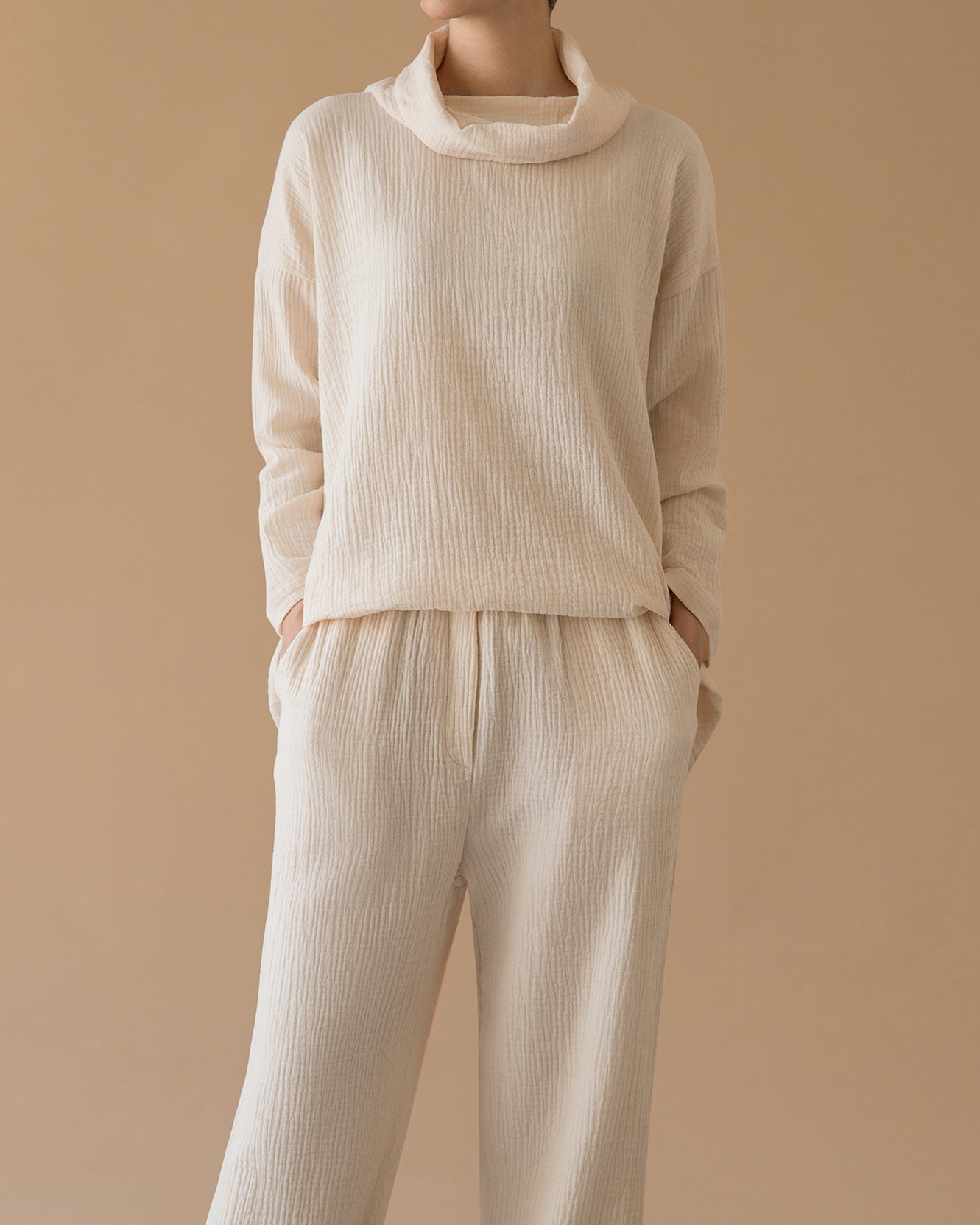 TURTLE NECK BLOUSE - cream