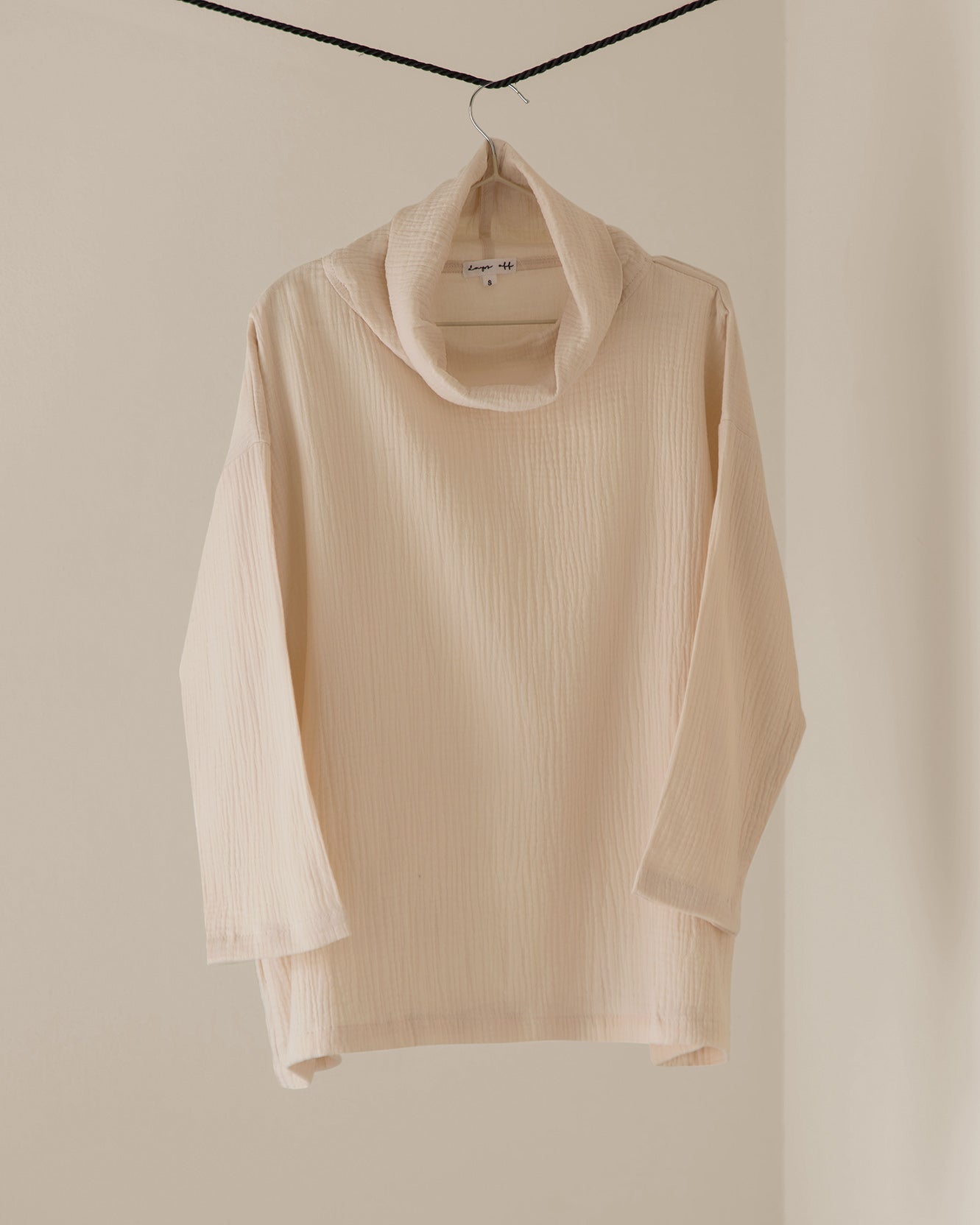 TURTLE NECK BLOUSE - cream